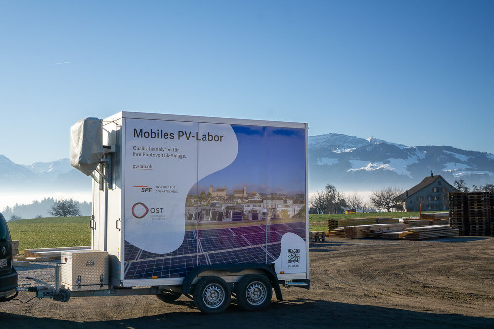 Bild 5: Mit dem mobilen PV-Labor des SPF kann die Leistungsfähigkeit und Sicherheit von Solarmodulen umfassend geprüft werden. (Bild: SPF)